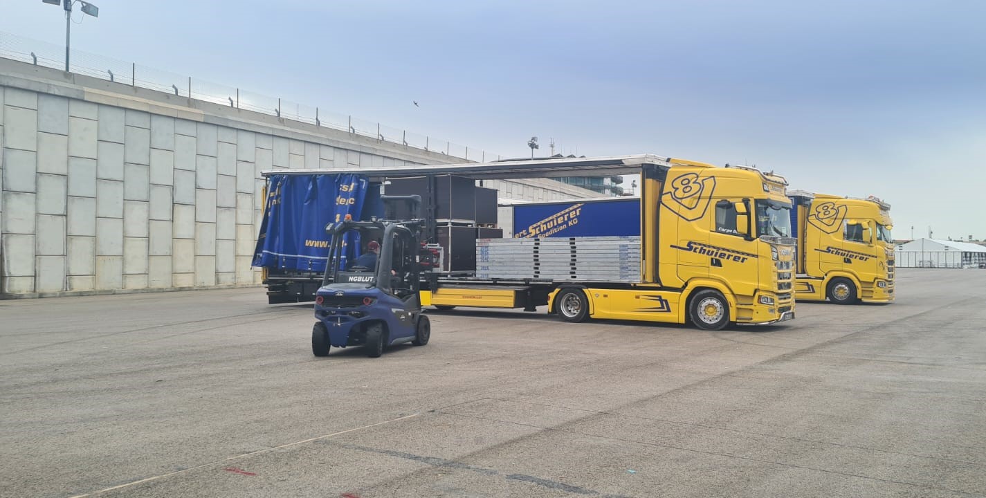 LKW beim Beladen